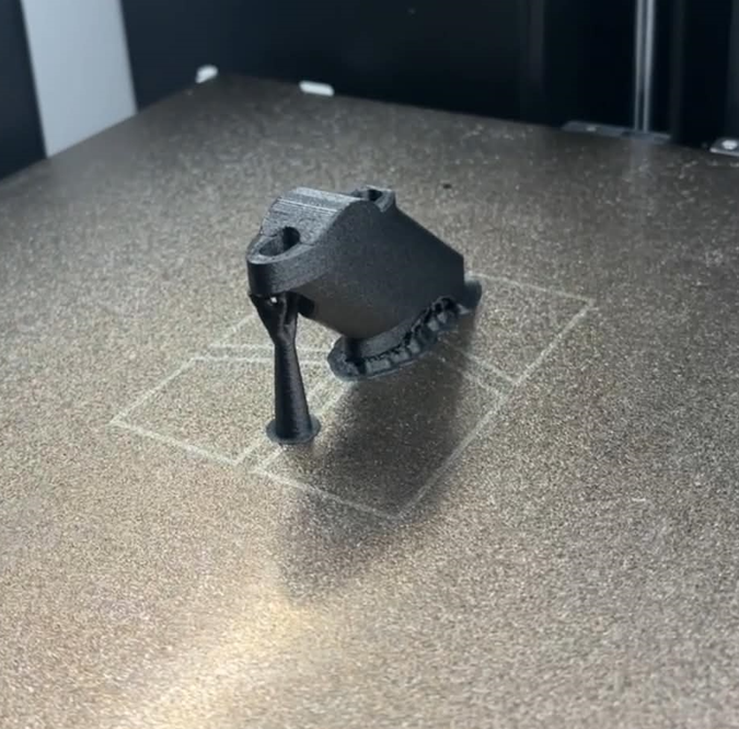 Ekspresowy druk 3D przejściówki do roweru czasowego z PA12-CF podczas produkcji
